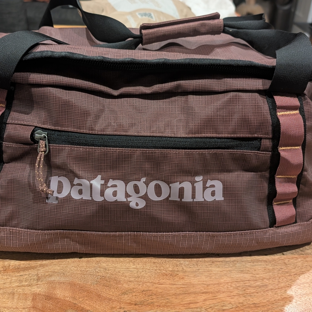 Patagonia 40L Burgundy Travel Bag - Picture 7 of 7